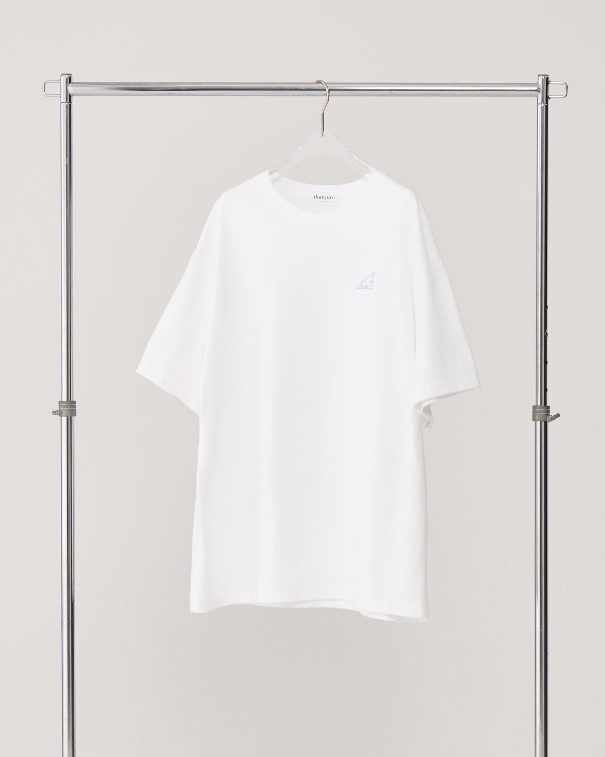 T-shirt / white
