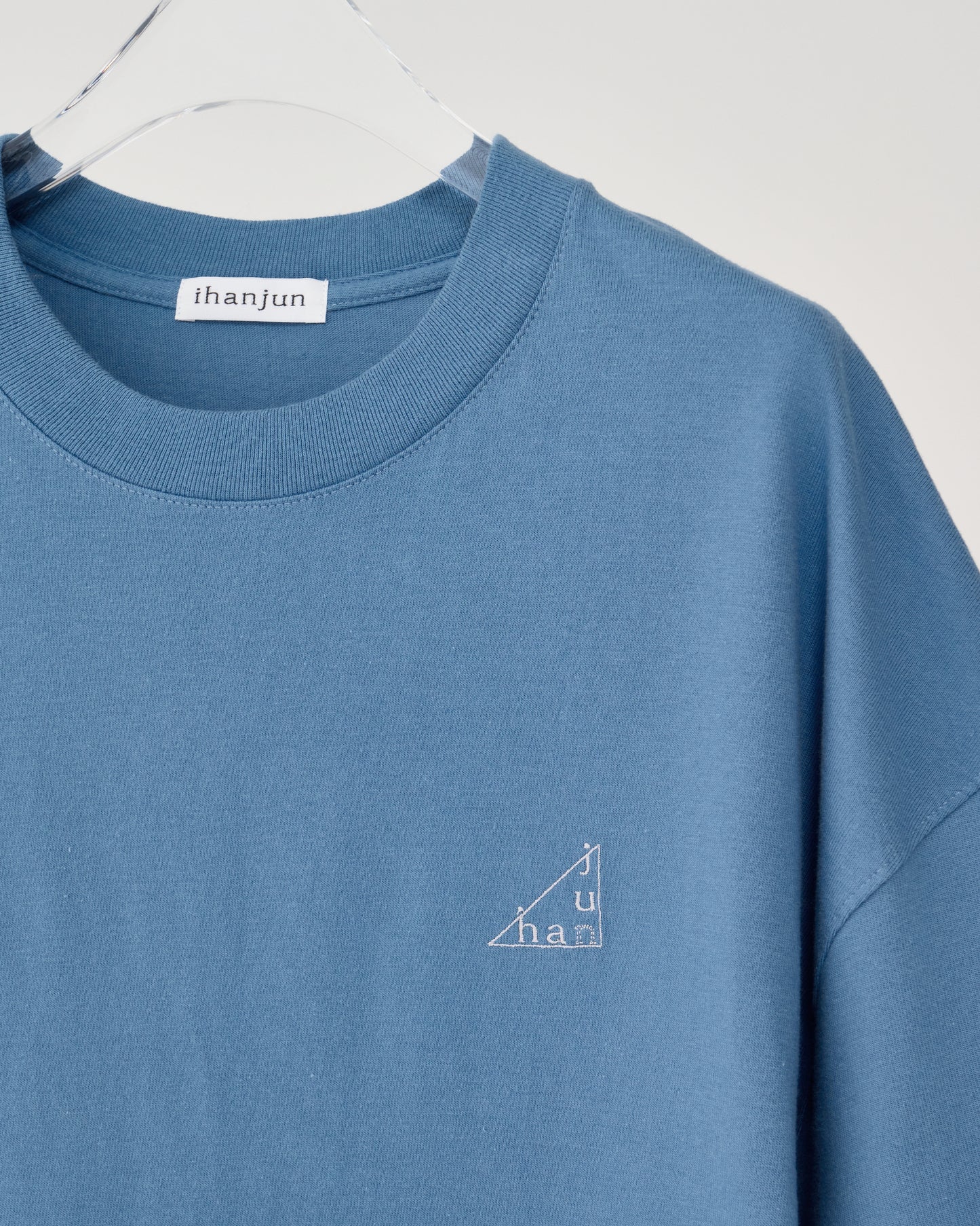 T-shirt / denim blue