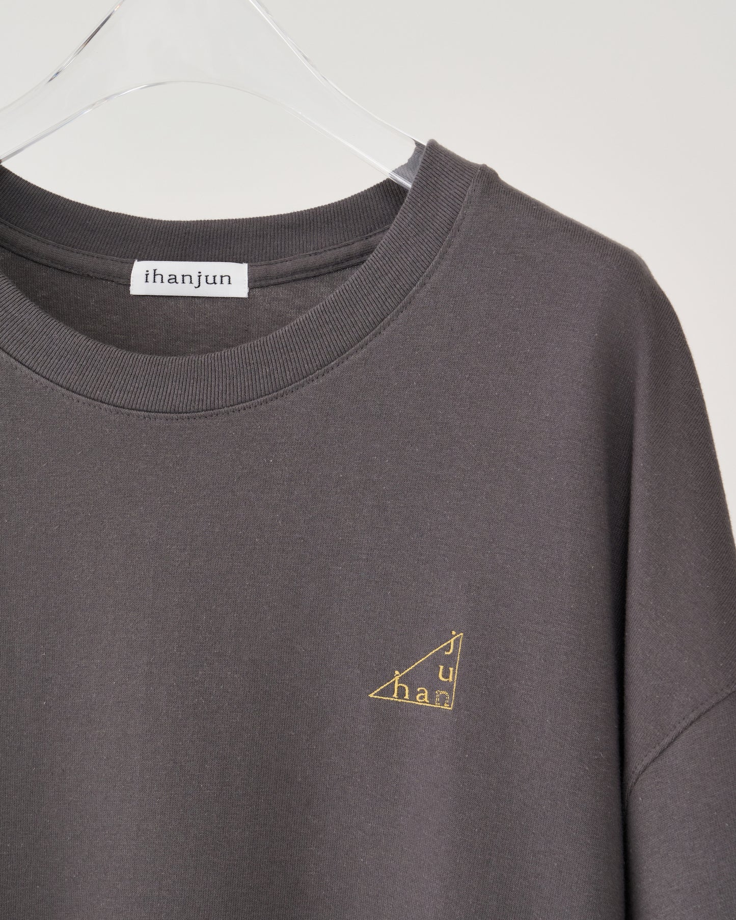 T-shirt / smoke gray